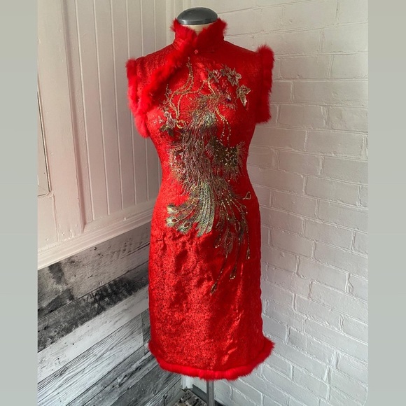 Embroidered mandarin collar dress with rabbit fur trim. - Picture 5 of 8